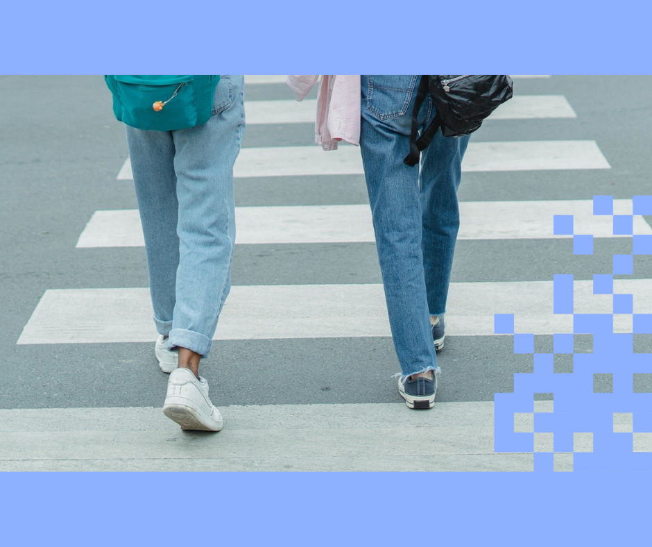 Kaksi nuorta kävelee, siniset pikselit ja tausta.